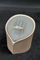 خاتم مع فص سوليتير عيار 18 وزن من 1.7 الى 1.8 جرام