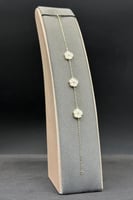 اسوارة ثلاث وردات ذهب مع صدف ملون عيار 18 وزن 2.3...