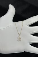 عقد وردة مع باقيت ذهب تصميم الماس عيار 18 وزن 1.4...