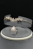 طقم دمعة مع باقيت ذهب تصميم الماس عيار 18 وزن 12.8...