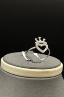 طقم قلب مع تاج ذهب تصميم الماس عيار 18 وزن 5.5 جرا...