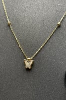 طقم فراشة ذهب مع صدف ابيض عيار 18 وزن من 4.5 الى 4...