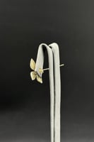 حلق وردة ذهب تصميم الماس عيار 18 وزن من 3.2 الى 3....