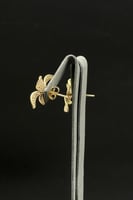 حلق وردة ذهب تصميم الماس عيار 18 وزن 4 الى 4.2 جرا...