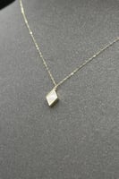 عقد معين ذهب مع صدف ابيض