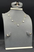 طقم وردة مفرغ ذهب مع صدف وردي عيار 18 وزن من 5.8 ا...