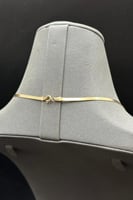 عقد فلات ذهب مع فص ازرق عيار 18 وزن 4.7 جرام