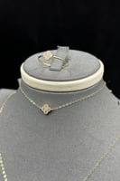 طقم ذهب فان كليف عيار 18 زهرة الحظ وزن من 2.2 إلى...