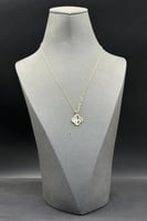 عقد وردة ذهب صافي عيار 18 وزن من 2.2 الى 2.3 جرام