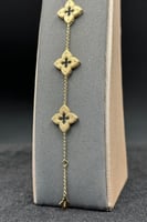 اسوارة خمسة وردات ذهب تصميم الماس عيار 18 وزن من 5...