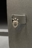 طقم قلب مع تاج ذهب تصميم الماس عيار 18 وزن 5.5 جرا...