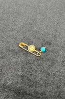 بروش اطفال ذهب مع صدف فيروزي عيار 21 وزن 0.75 جرام