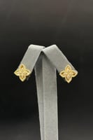 حلق وردة ( حجم صغير ) ذهب تصميم الماس عيار 18 وزن...