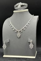 طقم ذهب أبيض للعروس عيار 18 سموّ الألماس وزن 24.5...