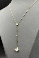 عقد فراشة نازل مع صدف ابيض عيار 18 وزن 2.1 الى 2.2...