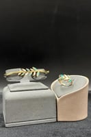 اسوارة مع خاتم اوراق شجر ذهب مع صدف ملون عيار 18 و...