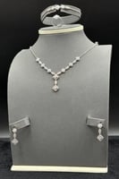 طقم ذهب ابيض تصميم الماس عيار 18 وزن 10.5 جرام