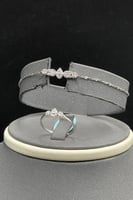 طقم وردة مع باقيت ذهب ابيض تصميم الماس عيار 18 وزن...