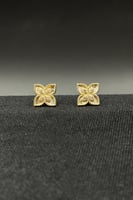 حلق وردة ( حجم صغير ) ذهب تصميم الماس عيار 18 وزن...