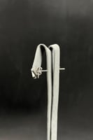 حلق مستطيل ذهب ابيض تصميم الماس عيار 18 وزن 1.9 جر...