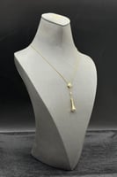 11 - عقد مثلث ذهب تصميم الماس مع فص ابيض عيار 18 و...