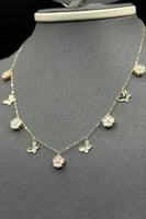 طقم وردة مع فراشة ذهب مع صدف وردي عيار 18 وزن من 6...