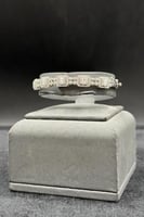 اسوارة ذهب ابيض مع باقيت تصميم الماس عيار 18 وزن 1...