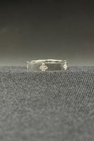 دبلة وردة ذهب ابيض تصميم الماس عيار 18 وزن 2.9 جرا...