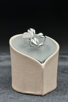 خاتم وردة ذهب ابيض تصميم الماس عيار 18 وزن من 3.1...