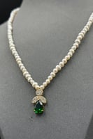 عقد ذهب مع لؤلؤ مع فص اخضر عيار 18 وزن 1.3 جرام