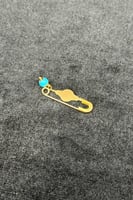 بروش اطفال ذهب مع صدف فيروزي عيار 21 وزن 0.8 جرام