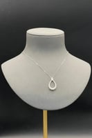 عقد قطرة ذهب ابيض تصميم الماس عيار 18 وزن 3.9 جرام