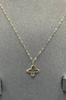 طقم اطفال وردة مفرغ ذهب صافي عيار 18 وزن 1.4 جرام