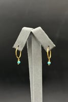 حلق ذهب مع صدف فيروزي عيار 21 وزن من 0.5 الى 0.6 ج...