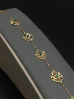 اسوارة ذهب عيار 21 تصميم رموش ملونة بجاذبية دائمة