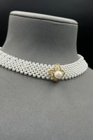 عقد لؤلؤ مع ذهب شكل وردة عيار 18 وزن 1.7 جرام