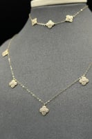 طقم وردة ذهب تصميم الماس عيار 18 وزن من 2.9 الى 3...