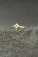 خاتم زهرة ذهب صافي عيار 18 وزن من 0.4 الى 0.5 جرام