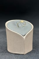 خاتم زهرة ذهب صافي عيار 18 وزن من 0.4 الى 0.5 جرام