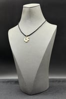 تعليقة حرف ذهب مع صدف ابيض عيار 18 وزن من 1.2 الى...