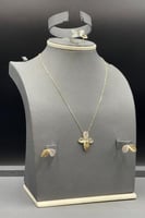 طقم وردة ذهب تصميم الماس عيار 18 وزن 8.9 جرام