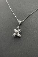 عقد وردة مع باقيت ذهب تصميم الماس عيار 18 وزن 1.4...