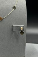 طقم ذهب عيار 18 مزين بورود فخمة الوزن 1.6 جرام