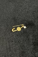 بروش اطفال شمس ذهب مع صدف ابيض عيار 21 وزن 0.8 جرا...