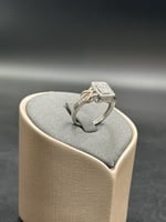 خاتم الماس فخم يضفي لمسة فاخرة لأطلالتك