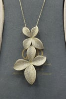 شال وردتين ذهب تصميم الماس عيار 18 وزن 15.9 جرام