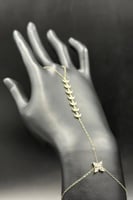 كف زهرة ذهب مع باقيت تصميم الماس عيار 18 وزن 1.3 ج...