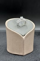 دبلة توينز ذهب ابيض مع فص سوليتير عيار 18 وزن 1.7...