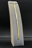 اسوارة سهم ذهب مع باقيت تصميم الماس عيار 18 وزن 9....