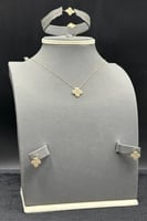 طقم وردة ذهب تصميم الماس عيار 18 وزن 3.8 جرام